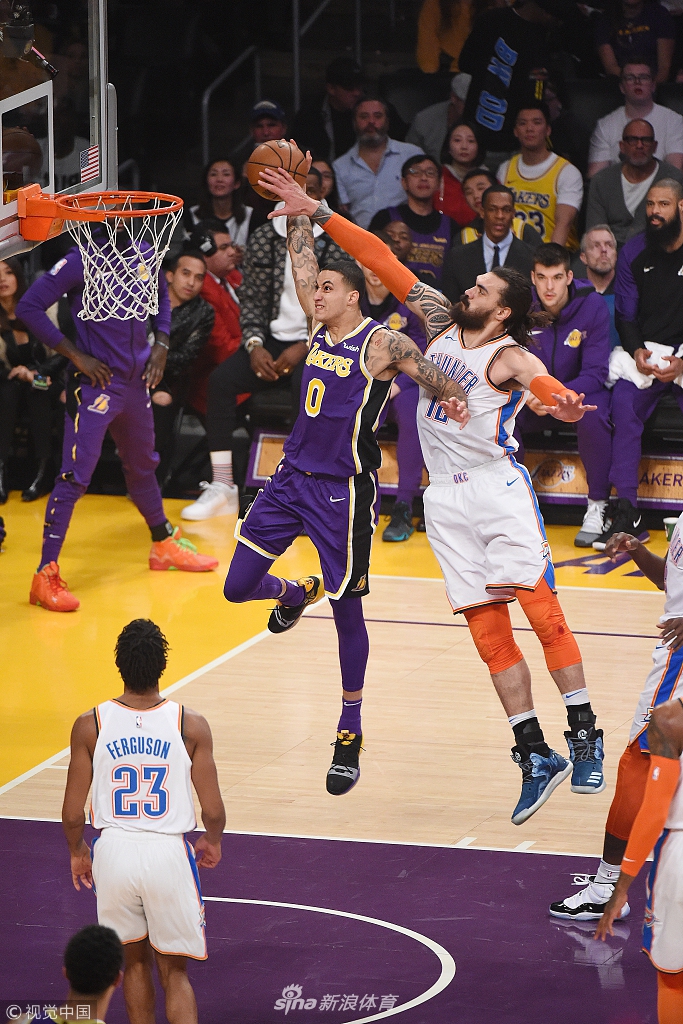 主创两名持 主创两名持